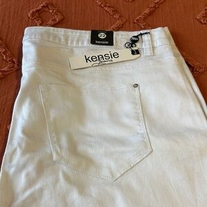 Kensie Women's White Skinny Jeans with Back Pocket Detail